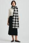 checked-wool-scarf-uxXihfzU-0.webp